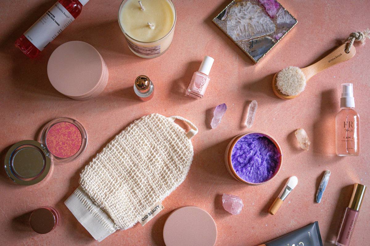 blush applicator with soft dome-shaped bristles on marble surface