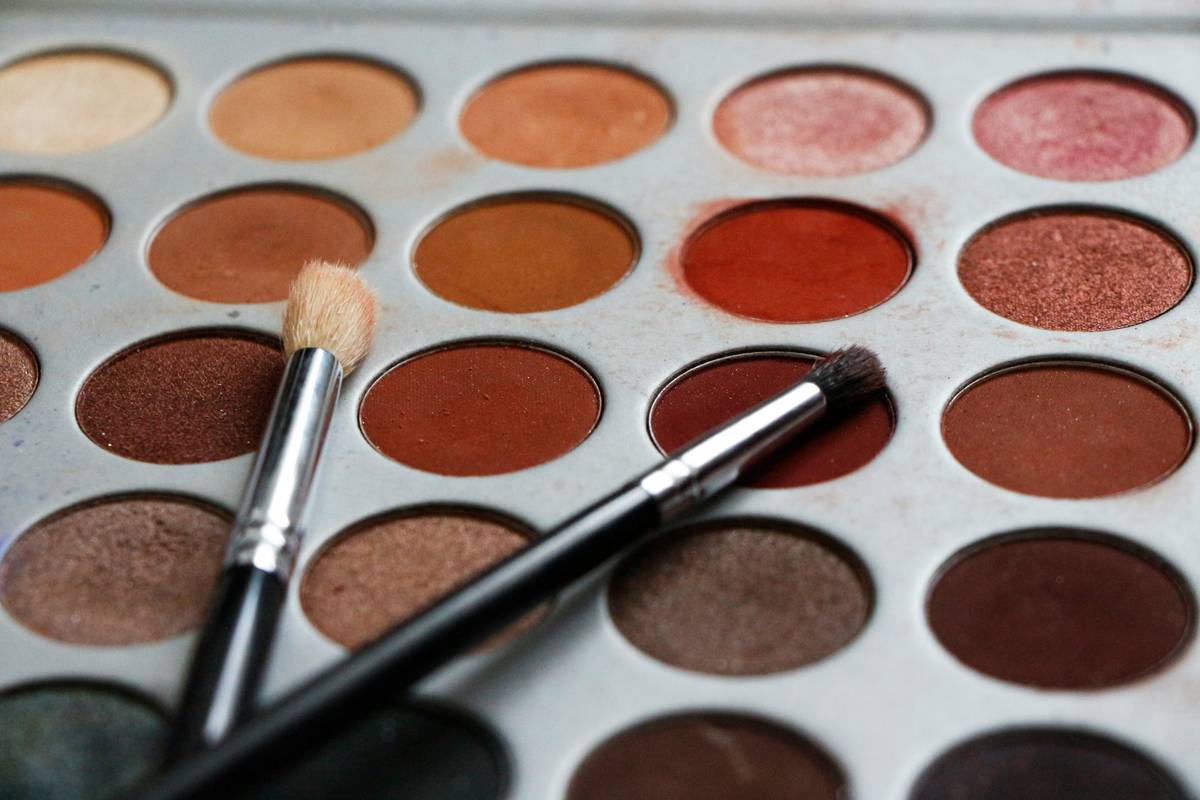 Close-up of an eyeshadow applicator with dual-ended design showing sponge and brush tips